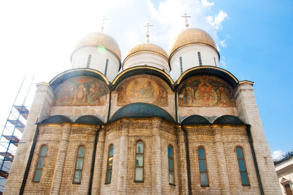 Сон церковь снаружи. Успенский собор в Москве апсиды. Успенский собор Московского Кремля Восточный фасад. Апсида Успенского собора в Москве. Западный фасад Успенского собора Московского Кремля.